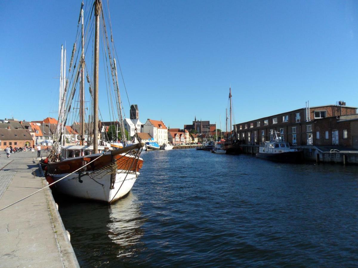 Stadtvilla Bruegemann Mit Terrasse & Parkplatz - Abc136 By Abcwismar Luaran gambar